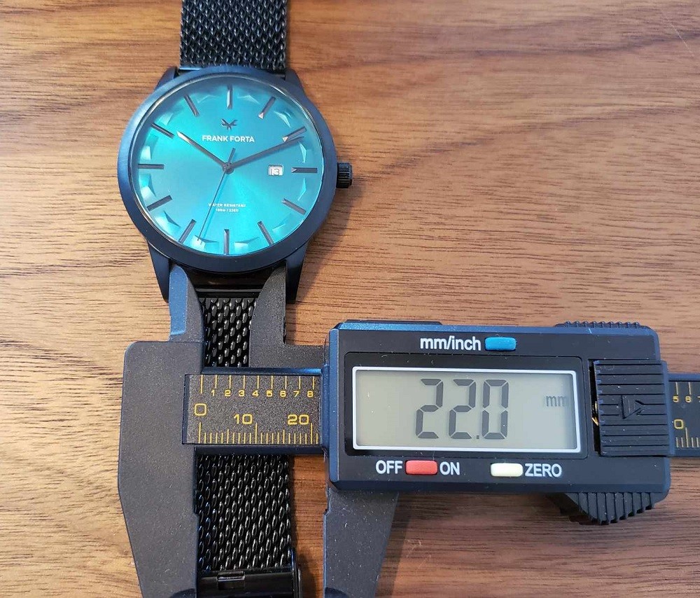 Calipers are used to measure the lug to lug width of the Frank Forta Moraine Lake watch. The measurement on the calipers show 22mm