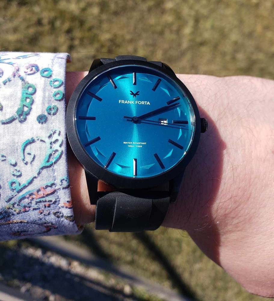 The Frank Forta Moraine Collection Turquoise watch has a beautiful, rich blue dial. This model also comes with a black rubber band
