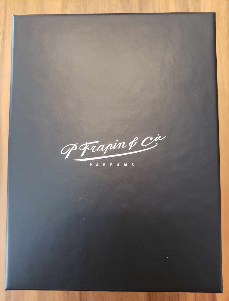 Frapin Speakeasy comes in a shiny black box. The top of the box has the name of the house and fragrance in white letters in the middle of the box