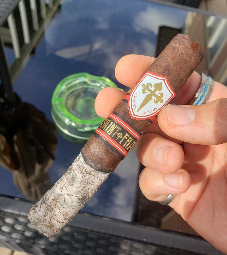 A relatively long piece of ash is still attached to a cigar. Long ashes are a sign of quality construction and materials