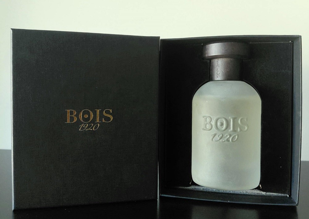 The inner black box that holds the bottle of Bois 1920 Classic is shown. The bottle sits snuggly inside a cut-out inside the box