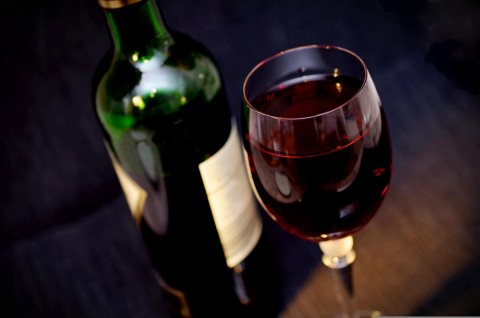 12 Important Wine Etiquette Tips (And Mistakes To Avoid)