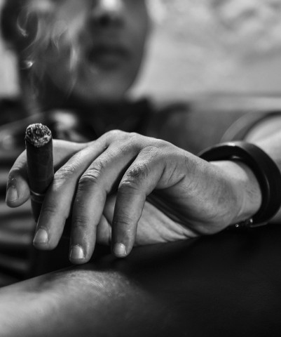 7 Top Tips On How To Smoke A Cigar Without Getting Sick