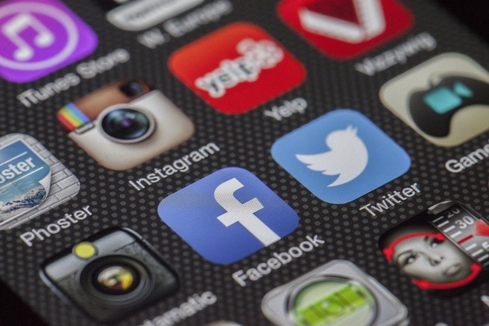 A phones homescreen with various social media apps including Facebook. This can be very distracting and the cause of bad phone etiquette