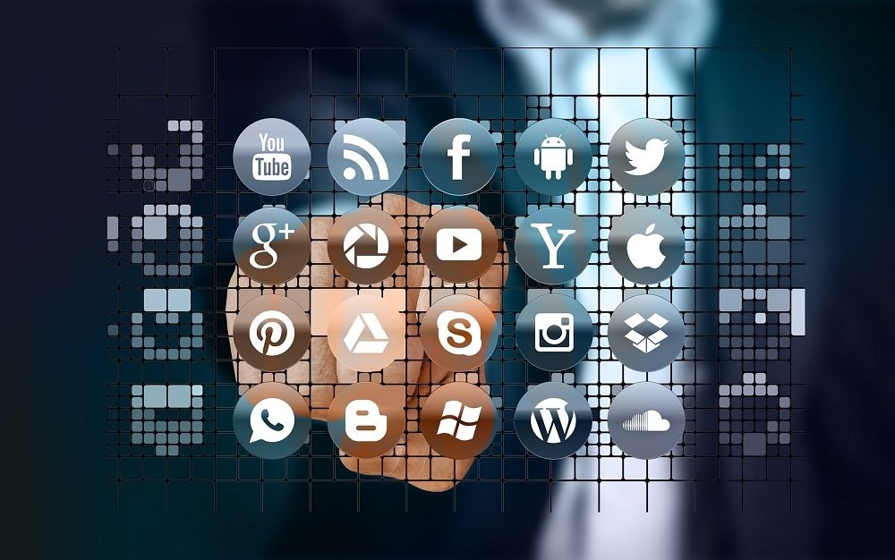 Someone is pressing various apps on their mobile phone screen. The screen shows various apps including social media, email, and browsers to choose from. Disconnecting from these allows you to spend more time with loved ones